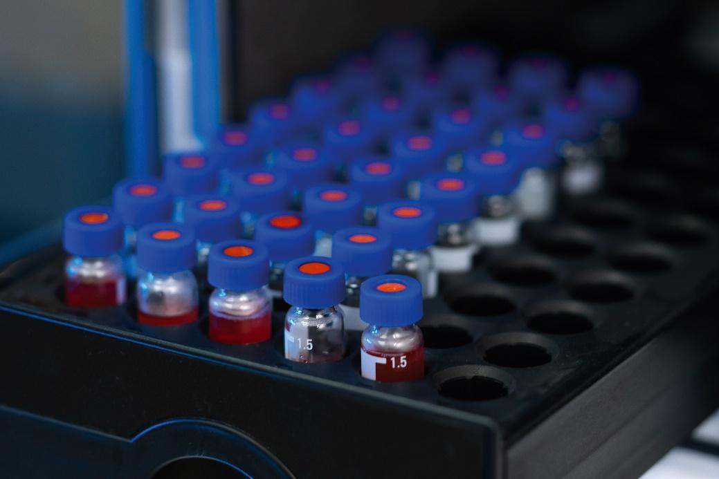 Frascos de laboratório com líquido vermelho